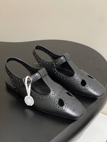 顶级品质 Hermes 爱马仕 H家25S春夏新款Kim露跟凉鞋 玛丽珍鞋 镂空雕花冲孔平底凉鞋 镂孔Nappa皮革Ghillies风格露跟凉鞋。打造时尚柔美造