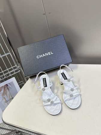 香奈儿Chanel春夏最新款粗跟凉鞋 超多网红时尚博主种草 高级感舒适 配女神们的半身裙 不规则的尖头 晚宴系列专属高跟鞋贯穿整季Lookbook完全戳中我 简 - 点击图像关闭