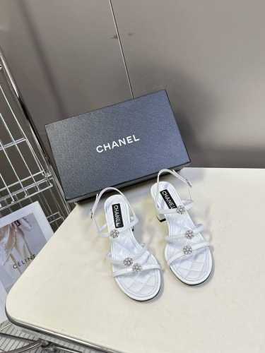 香奈儿Chanel春夏最新款粗跟凉鞋 超多网红时尚博主种草 高级感舒适 配女神们的半身裙 不规则的尖头 晚宴系列专属高跟鞋贯穿整季Lookbook完全戳中我 简
