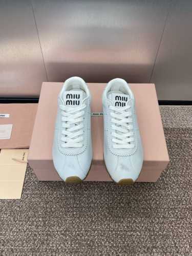 工厂价 Miumiu 2024高定系列走秀新款系带休闲运动女鞋 缪缪明星同款字母Logo圆头拼色阿甘跑鞋 材质 鞋面进口小牛皮 进口羊猄皮+水染羊皮内里+原版开