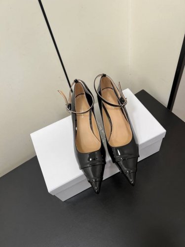 Maisonmargiela｜马吉拉 Mm6 猫跟性感尖头新款火爆来袭！ 太香了，靓丽多彩性感女神扑面而来！ 不容错过的时尚单品 简单又有格调的美 时尚减龄神器