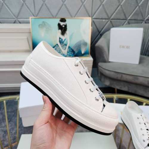 Dior迪奥 Walk'N系列 老花 刺绣 厚底帆布鞋 休闲运动鞋 原版购入开发 这款 Walk'N'Dior 厚底运动鞋是一款时尚单品，提升该系列的格调。Ob