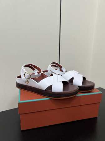 Loro piana 诺悠翩雅 Lp s春夏新款交叉带厚底凉鞋露跟绕带设计极简风复古凉鞋 leo平底露趾凉鞋是夏季日常穿搭的理想之选 步履之间尽显优雅与舒适 采 - 点击图像关闭