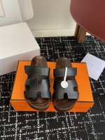 代购级 官网同步飞机盒包装 Hermes 爱马仕二舅拖 Chypre这双查帕斯粉拼军绿的拖鞋在专柜是需要靠抢的，特别好搭 麂皮山羊皮机能风凉鞋，搭配人体工学橡胶