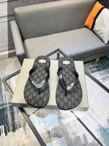 实价 巴黎世家人字拖鞋 爆款热卖原版进口材料原厂大底！Size：38 46 45 46 不退换