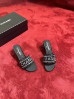 厂价 P330 Chane*｜小香经典水钻字母拖鞋 这大概就是传说中公主的水晶鞋吧 经典与艺术感兼具 日常出街造型随你凹 特点就是烫钻Bingbing满钻特别闪