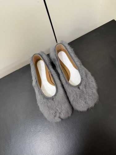 Maison Margiela MM6玛吉拉经典分趾鞋 比利时著名设计师，曾担任爱马仕 Hermès 的创意总监 虽然低调到绝迹 却仍然难以抵挡他在全球时装设计