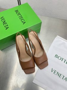 bv Knot系列金属跟后空鱼嘴凉鞋 棕色 这款方头拖鞋简直Bv最新天花板啦 5彩色百搭 金属麻花跟 为了稳固耐穿特意采用特殊工艺 消除心理阴影 耐穿舒适 性感
