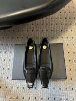 顶级品质 圣罗兰Saint Lauren* 25Ss新品平底小方头单鞋 各种小裙子搭配起来 完全不挑脚型哦 Ysl Logo跟特别好看！在光线的照耀下呈现幻彩