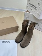 骑士靴 Lemaire 来自法国巴黎 设计师品牌 女鞋 头层反绒牛皮 真皮包跟 档次满满 驼色 防滑大底设计 将肌肤分割成块面，有着若隐若现的魅力。 弹力 元素