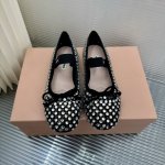 顶级版本 miumiu ss24 new arrival miu家2024早春新款芭蕾舞鞋 经典的鞋型，不同的材质呈现出不同的韵味 真丝布Bling水钻 钉点缀