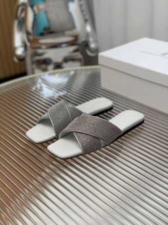 BrunelloCucinelli 。B C凉鞋上新款了。进口羊绒面料。内里进口羊绒，纯铜珠链，原版真皮底，上脚美观大方，百分百原版开发。原版包装，码数35 － - 点击图像关闭