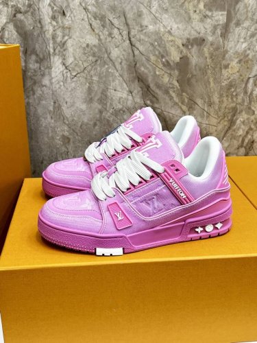 lv Trainer 男士运动鞋，全新配色，本款 Lv Trainer 运动鞋为粒面牛皮革渲染缤纷色调，鞋面点缀铆钉装饰，侧面点缀手写体路易威登标识，与后部西部