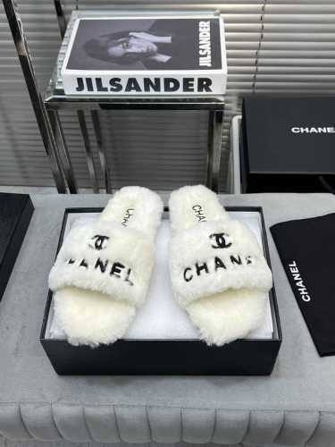 CHANEL 秋冬新品香奈儿毛拖 独家开模出货 进口羊羔毛. 内里：进口保暖羊羔毛，脚感舒适，超级亲肤。 大底：原版开模大底 码数35-39 34 40 41定