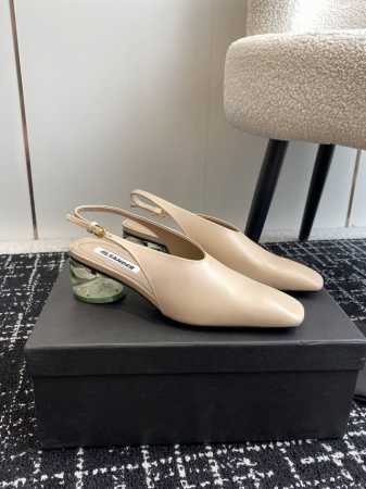 代购级 JIL sander 小众潮牌 24春夏超现代主义水晶透明跟 方头系列单鞋 凉鞋！这款现代风格凉鞋醒目吸睛，微风轻轻吹过，脚下的每一步都应该轻盈而自在。 - 点击图像关闭