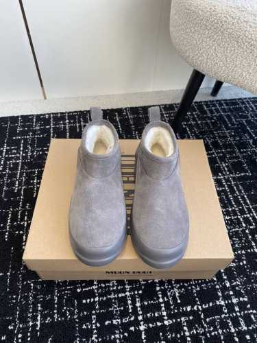 代购级 MOON BOOT LUNA系列 24秋冬季新款 雪地靴 长期主义购物一moonboot雪地靴因为冬天想去追极光，对比了很多雪地靴，超轻发泡大底 moo