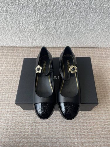chanel小香 25Ss 春夏鞋头电绣双C Logo点缀，玛丽珍 粗跟单鞋 宛如女神脖子上的项链，上脚包裹性非常好，上脚跟显瘦，真的是超级精致！ 复古的玛丽珍
