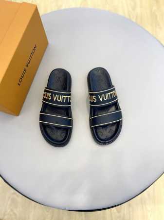 码38-45高端男士拖鞋，高品质时尚单品，用料上乘讲究，版型宽松舒适，推荐入手，鞋面选用经典丝绸刺绣工艺，时髦精致，内衬头层小牛皮，双层组合大底！编号004 - 点击图像关闭