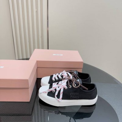 厂价p布面 Miu Miu 缪缪25Ss秀场新品 时尚休闲帆布鞋小白鞋 双鞋带设计独特风格 上脚一如既往的舒服 ！ 小细节完美把控 材质版型细节跟足Yb Siz