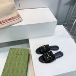 高品质出厂 顶级品质Gucci古驰2025春夏五金扣D字链条扣老花布平底 粗跟拖鞋系列 原版一比一 踮脚工艺同原版一样 中跟拖鞋 凉鞋 配最新D扣作为品牌的标志