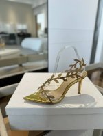 价格： Gianvito rossi 2025 新款拖鞋顶级版本，代购品质！施华洛奇水钻尖头高跟拖鞋，宛如从童话中走来的仙履。施华洛奇水钻璀璨耀眼，如同繁星点点