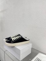 包头拖鞋 分趾运动鞋Maisonmargiela 马吉拉 Mm6 黑色帆布 分趾运动鞋 包头拖火爆来袭！太香了 靓丽多彩少女感扑面而来！ 不容错过的时尚单品 简