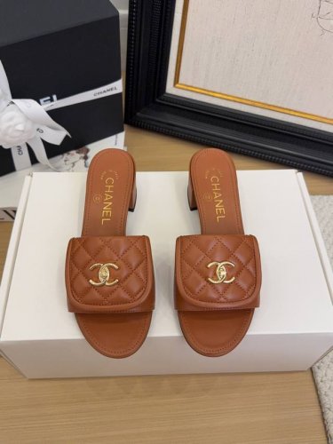 现货发售 *25 专柜 正品级 版本！！ 官方目录： 码数：35、36、37、38、39 34 40 41 需要定做跟客服 沟通 跟高:5Cm 2.5Cm 均配