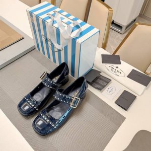 冲孔饰金属搭扣端庄风玛丽珍单鞋系列 顶级包装配套最高版本 PRADA 2025s普拉达春夏新品， 顶级版本 实力来袭！手工撞钉冲孔饰金属搭扣端庄风玛丽珍单鞋，少
