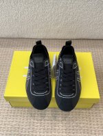 鬼塚虎Onitsuka Tiger SCLAW以经典重塑未来，SCLAW系列延续了Onitsuka Tiger的标志性设计语言，同时注入现代潮流元素。鞋身线条流