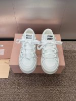工厂价 Miumiu 2025春夏高定系列走秀新款系带休闲运动小白鞋 缪缪明星同款字母Logo厚底圆头擦色做旧滑板女鞋 材质 鞋面进口小牛皮+水染羊皮内里+原版