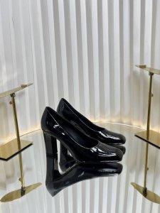 prad* 普拉达 25ss早春新款 绝美方头高跟方跟粗跟凉鞋后空单鞋。时尚界久违的极简之美 经典时尚配色 毫不费力的优雅风来袭 时髦 精致 绝美 方头开边珠外