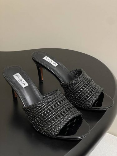 原版皮带盒+20下单备注 25春夏新款Alaia 阿莱亚 穆勒高跟拖鞋绝美爆火编织镂空凉拖鞋 简约中尽显奢华格调 流畅的线条勾勒出优雅轮廓 鞋面手工编织装饰 为