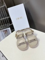 Dior迪奥春夏最新款魔术贴凉鞋、超多明星网红种草、夏天必备 经典的版型设计上迪奥Logo五金点缀、超好看超百搭、上脚非常柔软鞋面进口电绣牛皮，内里羊皮里、正品