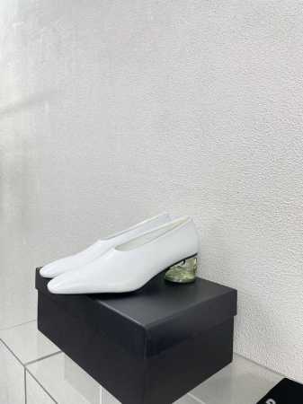 方圆头 透明跟 尖头单鞋 Jil Sander 白色独特鞋型设计 小羊皮面 家族品牌设计元素 面料选用优质小羊皮 内里小羊皮 底型层次感设计 个性十足 完美诠释 - 点击图像关闭