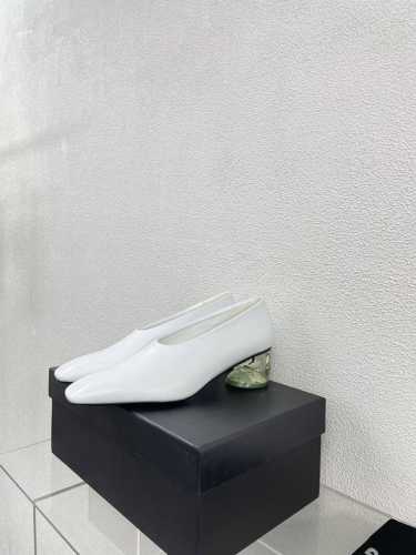 方圆头 透明跟 尖头单鞋 Jil Sander 白色独特鞋型设计 小羊皮面 家族品牌设计元素 面料选用优质小羊皮 内里小羊皮 底型层次感设计 个性十足 完美诠释