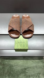 g家 新款 男码39～45， 46.订做 这款拖鞋采用 Gg 聚酯纤维制成，正面饰有 Gucci 标签，为款式增添了醒目的徽标感。 “Gucci Made In