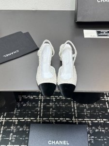 chane+L 经典Slingback 小香后空凉鞋 就像Coco香奈儿女士说的：流行稍纵即逝，但风格永存！这双后空鞋就是香家经典中的经典！双色搭配，简约精致，