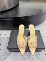 仙女版凉鞋，纯手工蕾丝折叠工艺，非常的美，上脚无敌了 进口 真丝+蕾丝 内里 羊皮 鞋底 牛皮大底 优雅风格 创造不一样的感觉 跟高 6.5 Cm 专柜包装 简