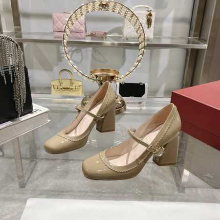 出厂340 Rv25Ss早春新款玛丽珍单鞋 矮跟设计加金典方跟设计，脚背一字带设计外侧精致复古小皱菊优雅时尚气质的必备单品，舒适又不失优雅 轻松提升日常造型 进 - 点击图像关闭