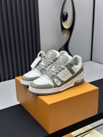 橙子出厂价p louis Vuitton 路易威登 Lv Trainer 情侣款运动鞋板鞋 休闲复古篮球鞋 从复古篮球鞋汲取灵感 打造备受青睐的 Lv Trai