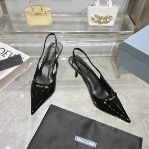 PRADA 普拉达 24 出厂价 专柜走秀款尖头凉鞋 三角扣标 高跟 早春走秀款！鞋面：高定制漆皮面料 内里：进口水染羊皮大底：原版意大利真皮大底 跟高：7.5