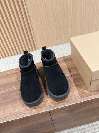 人鱼系列 火遍全球时尚圈油叽叽雪地靴系列 厚底超爆封寒冬刷星“暖潮风” Ugg改头换面刮起雪地里的时尚感。全羊皮毛一体，保暖好穿！独具匠心，只此唯一！出街回头率 - 点击图像关闭