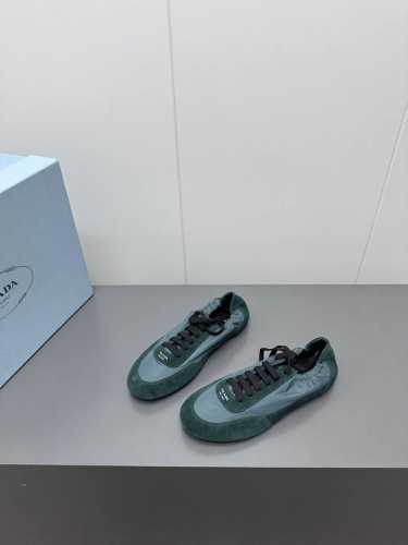 出厂 Prada 普拉达春夏秀款薄底德训鞋 25ss秀款出境率最高的单品 鞋面麂皮有肌理感，内里羊皮包裹，软软糯糯的 鞋垫加厚小羊皮，踩上去无比舒适，有支撑感，
