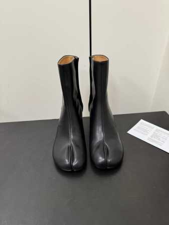 冲量价: maisonmargiela MM6分趾 马吉拉经典分趾靴 辨识度极高，舒适度满分，不会过时的决绝子单品 爆裂纹羊皮，牛皮鞋底！ 顶级品质35-41 - 点击图像关闭