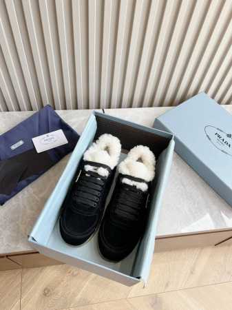 出厂 顶级版本 Prad*a普拉达24新品阿干鞋 爱死这分的简单感 鞋型非常秀气且不软榻 脚感也是相当舒服 一年四季都不愁穿搭 面料：采用进口环保磨砂牛皮 内里 - 点击图像关闭