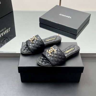 主推款 顶级品质！Hanel香奈儿 经典款 平底 粗跟中高跟菱格双C扣拖鞋 一系列实穿的日常必备款式，可随心搭配，打造多样风格，鞋身不规则菱格双.C构成，每一个