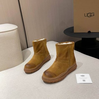 UGG. 2024。独家首发羊毛靴。现货供应 . 材质：面料，牛反绒 内里.垫脚.澳洲进口纯羊毛。 工艺。永远不开胶 鞋身和大底车为一体 全鞋防水工艺。纯手工擦