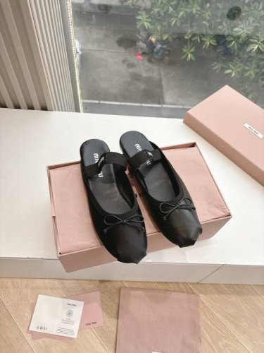 代购级别G026现货供应顶级版本Miu Miu 缪缪女士蝴蝶结装饰缎面芭蕾舞平底鞋独家高版 Miu Mi*2025春款平底小羊皮半拖Zp开发 原版秒杀市面版本