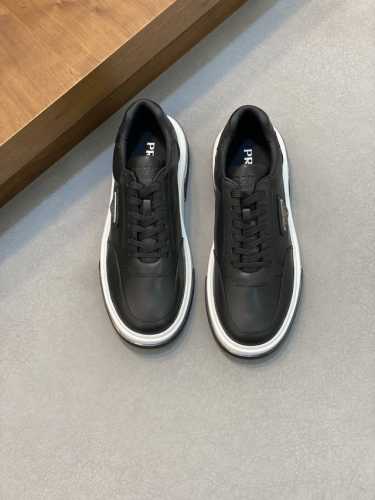 Prad* 普拉达 24春夏新品男士高端运动鞋，这款运动鞋时尚百搭，简洁现代，融合运动风格和精致细节。选用皮革材质打造，搭配橡胶鞋底，鞋舌压印字母徽标，简约时尚