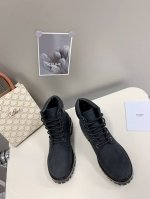 Celine 赛琳 最新走秀款马丁靴、低调简约的设计，上c家logo点缀、极具品牌辨识度、上脚显瘦轻便，无论搭配什么都可以轻松驾驭鞋面采用进磨砂小牛皮，全真皮没